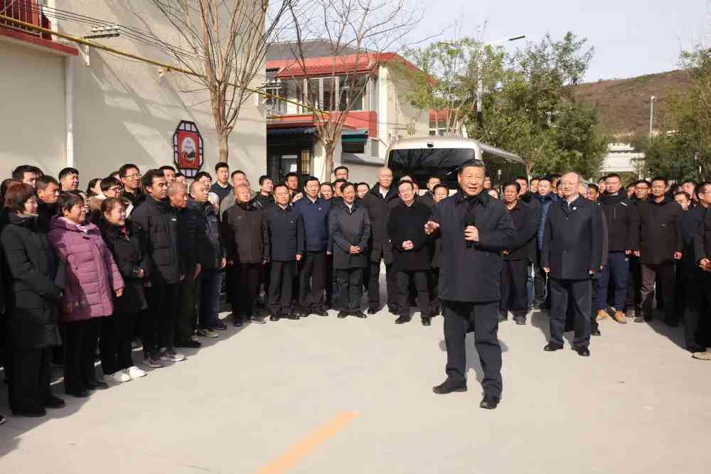 這是10日上午，習近平在北京門頭溝妙峰山鎮水峪嘴村考察時，同當地羣衆親切交流。新華社記者鞠鵬攝.jpeg