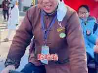 64歲馮鞏閒不住，北京街頭蹬三輪文宣冬奧會，一張口就是段子