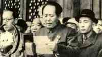 1949年，毛主席主持開國大典，身後有個頭戴黑色帽的人，他是誰？