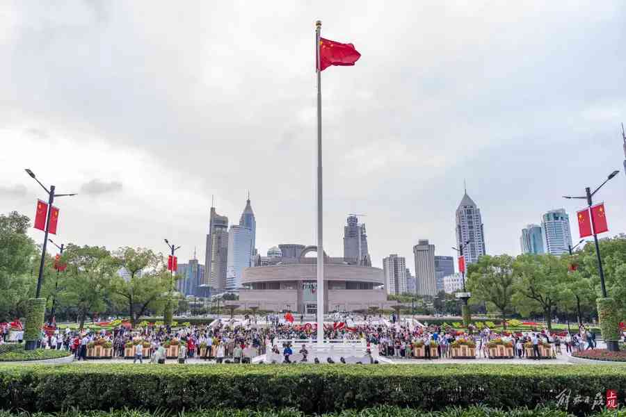 昨天，為慶祝中華人民共和國成立74周年，上海人民廣場隆重舉行升旗儀式.jpeg