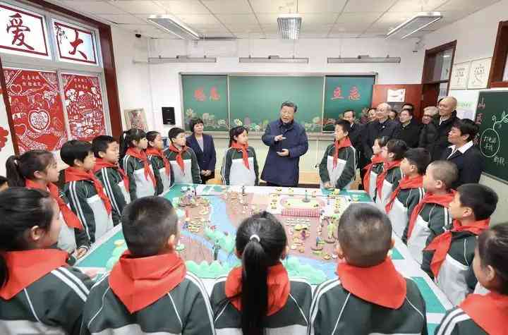 這是10日上午，習近平在北京門頭溝妙峰山民族學校，同師生們親切交流。新華社發（盛佳鵬攝）.jpeg