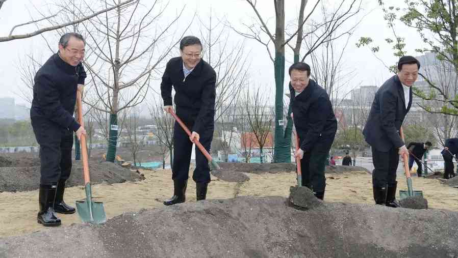 陳吉寧、龔正、董雲虎、胡文容等市領導在世博文化公園參加全民義務植樹活動.jpeg