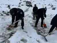 西藏塔爾欽邊境派出所浴“雪”奮戰20小時解救57名遊客