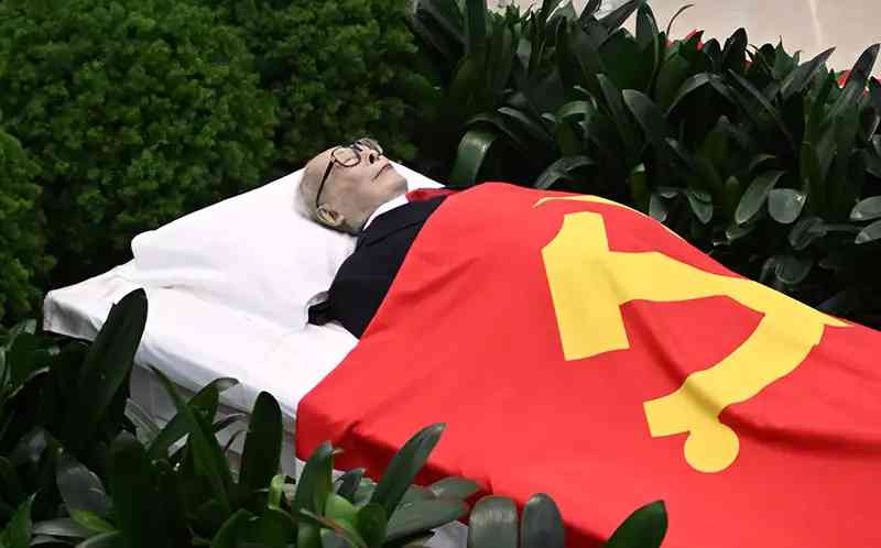 江澤民同志的遺體安臥在鮮花翠柏叢中.jpeg