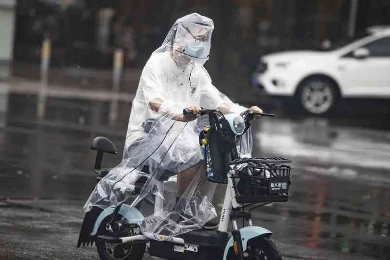 颱風“軒嵐諾”的到來給上海市民出行帶來困擾。在平吉路，市民冒雨出行.jpg