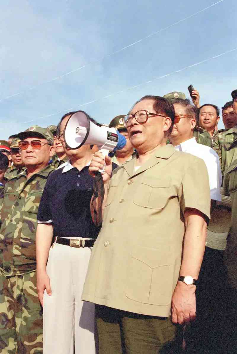 江澤民同志向正在抗洪搶險的軍民發表講話.jpeg