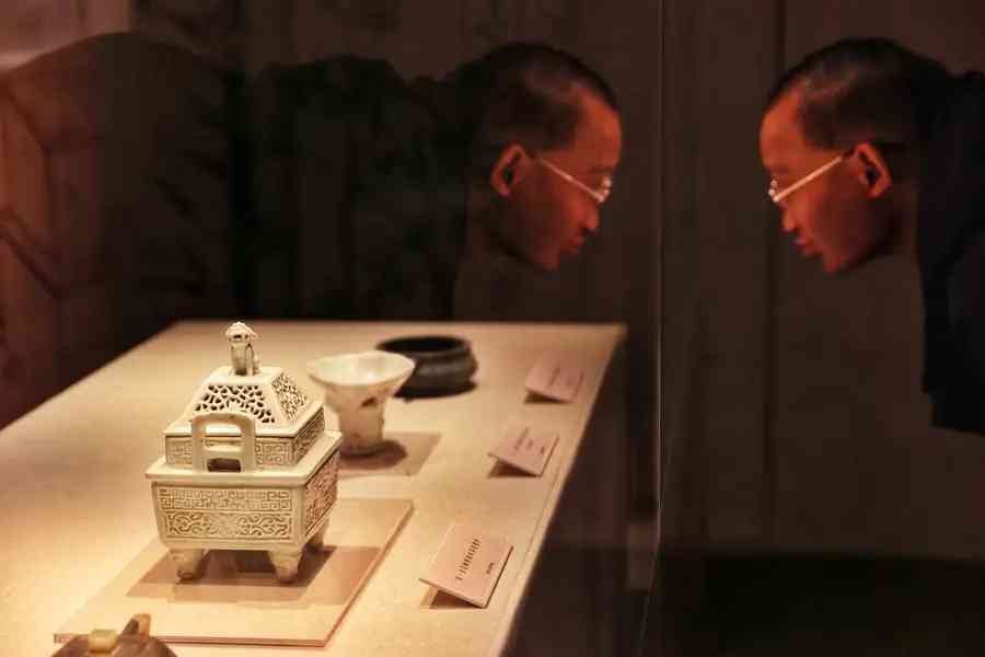 觀眾在《三月花一世念——清代江南女性的生活與藝術展》上欣賞豆青釉雙耳瓷熏爐。.jpeg