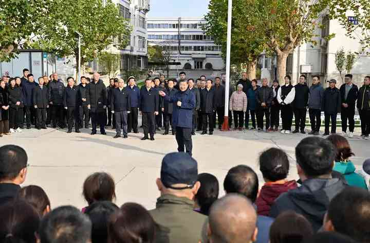 這是10日下午，習近平在河北保定涿州市雙塔街道永濟秀園社區考察時，同社區居民們親切交流。新華社記者殷博古攝.jpeg