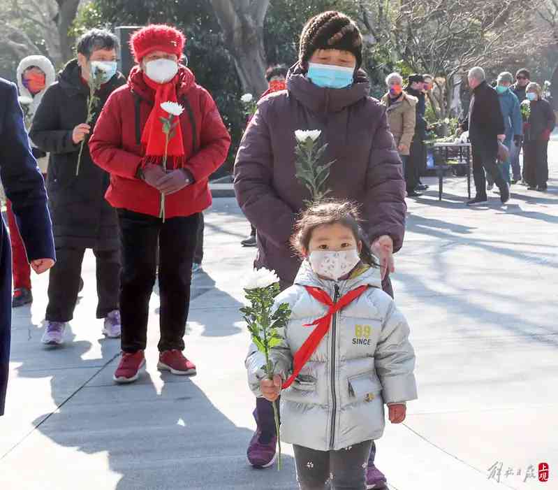 市民在紀念活動上向抗戰先烈獻花.jpeg