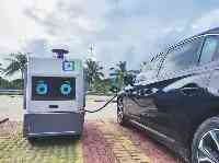 海南首臺移動充電機器人進入高速服務區