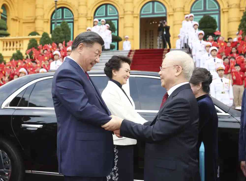 當地時間12月12日下午，剛剛抵達河內的中共中央總書記、國家主席習近平在越共中央駐地同越共中央總書記阮富仲舉行會談。這是阮富仲在主席府廣場為習近平舉行隆重歡迎儀式。.jpeg