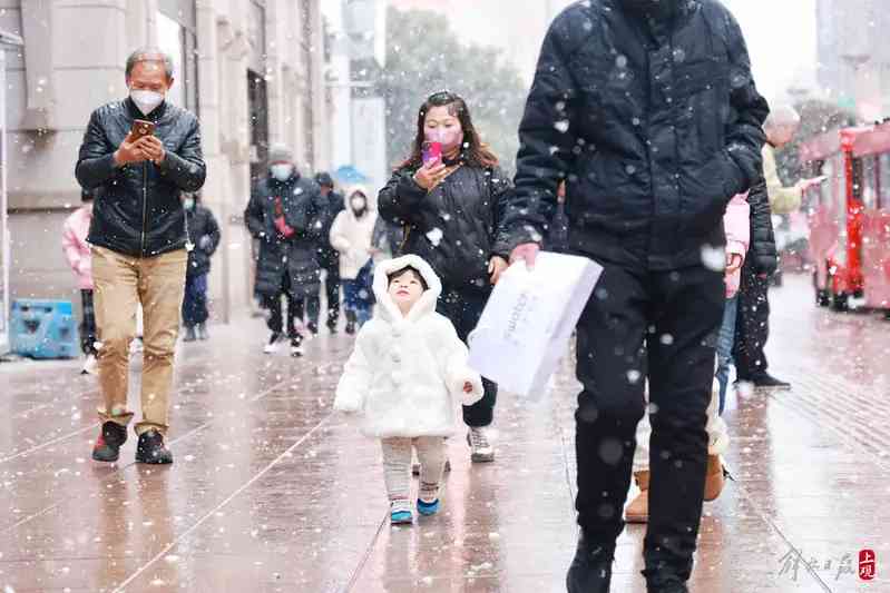 市民遊客在南京路步行街迎來2023年第一場雪.jpeg