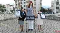 世界上活著的最高女人：2.15米行走需要支架