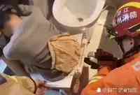 太尷尬！杭州一女子上廁所被卡在坐便器，要消防員來救場