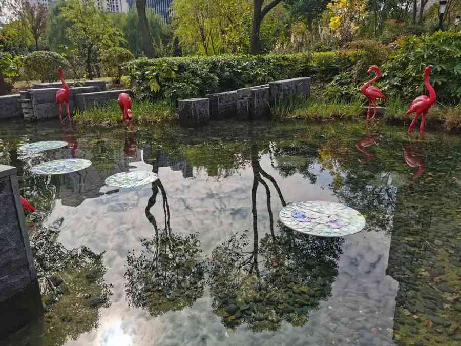 建民綠地公園的火烈鳥水池裏，每片荷葉都由四五十片廢舊CD堆疊而成。陳璽撼攝.jpeg