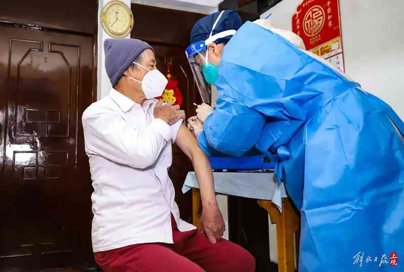 南橋鎮社區衛生服務中心醫生登門為周阿姨夫婦接種第四針疫苗.jpeg