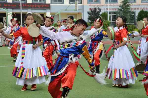 迪慶香格里拉市民族小學藏族學生跳起歡快的（10680670）-20210912082427.jpg