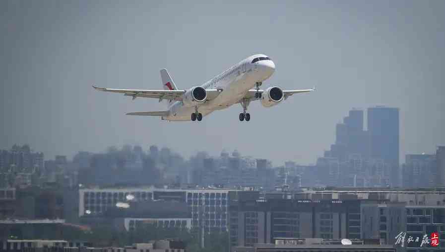 昨天上午10時32分，中國東方航空使用中國商飛全球首架交付的C919大型客機，執行MU9191班機，從上海虹橋機場飛往北京首都機場，開啟這一機型全球首次商業載客飛行.jpeg