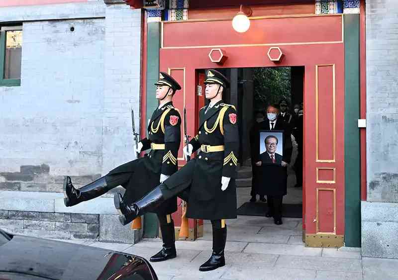 江澤民同志的親屬捧著遺像、骨灰盒和花圈，緩步走出中南海來福堂.jpeg