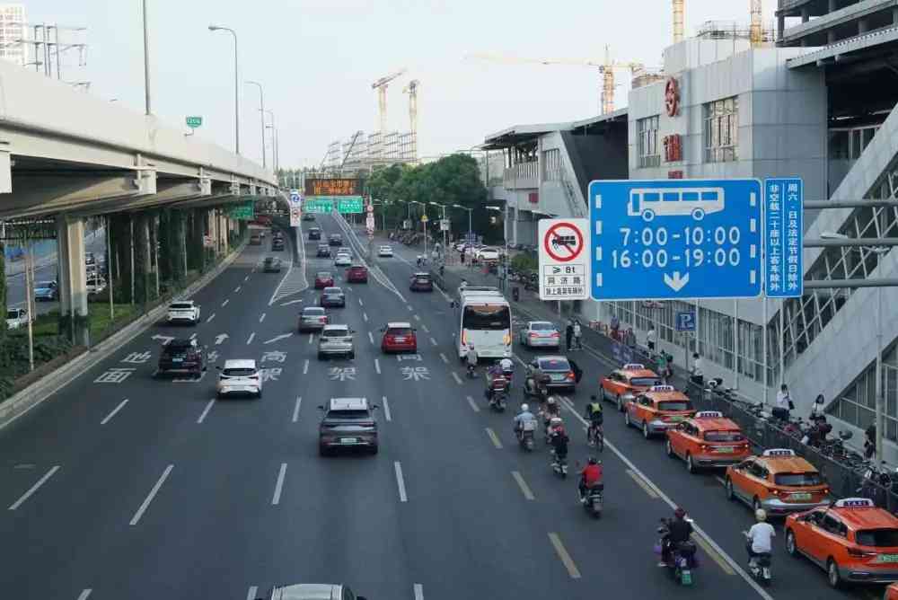 寶楊路、同濟路路口的公車專用道時常被計程車、網約車停靠佔用.jpeg