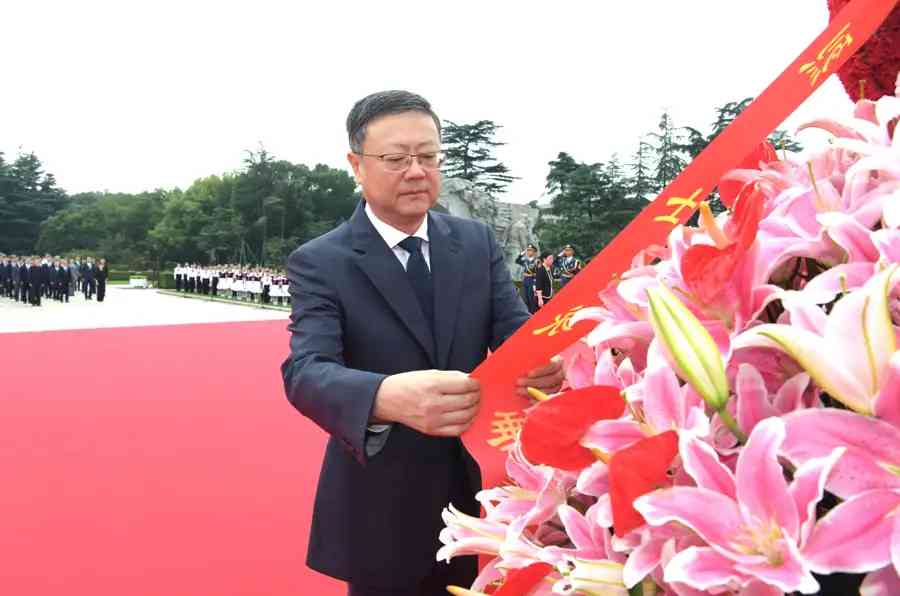 昨天是我國第十個“烈士紀念日”，陳吉寧、龔正等市領導和全市各界代表在龍華烈士陵園向人民英雄敬獻花籃.jpeg