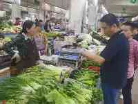 海口一農貿市場多家攤位售賣“高價菜”被頂格處罰