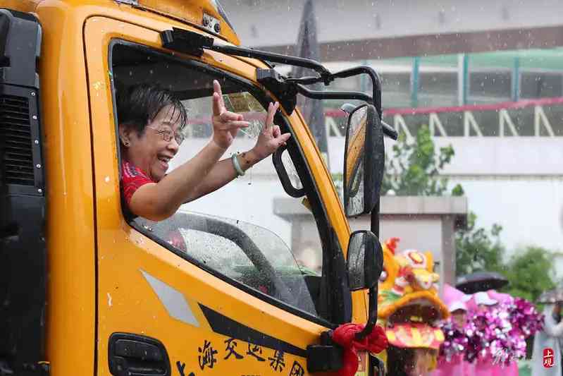 大雨中，搬遷的居民揮手告別。.jpeg