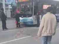 遼寧：公交車門將老人雞蛋夾碎，司機態度堅決：10元也不賠！