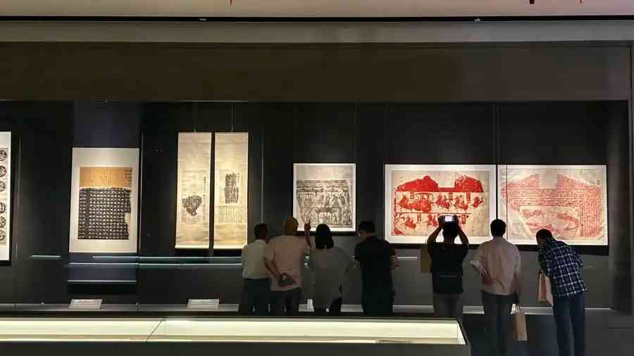 “大漢雄風：上海圖書館藏漢碑善本展”在上圖東館開幕首日，吸引不少觀眾觀展.jpeg