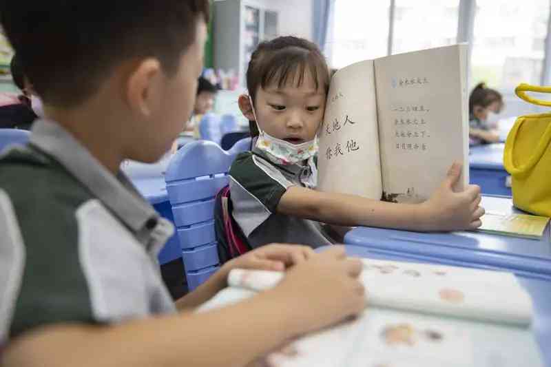 昨天，上海古美學校兩名一年級新生在認識語文課本上的生詞。.jpg