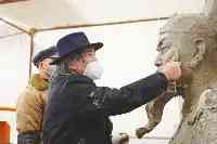 著名雕塑家、中國美術館館長吳為山為海瑞塑像，完成後將安放在海口海瑞文化公園