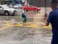 青海一小學生雨天不打傘，看見水坑還踩幾脚，網友：打傘影響氣質