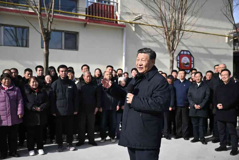 這是10日上午，習近平在北京門頭溝妙峰山鎮水峪嘴村考察時，同當地羣衆親切交流。新華社記者燕雁攝.jpeg