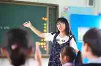 安徽一女教師打扮酷似“司藤”，學生熱情高漲，卻慘遭網友質疑
