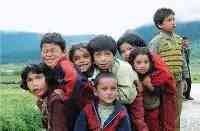 在西藏邊境流浪兩百年的部落，終於加入中國國籍，家家掛紅旗感恩