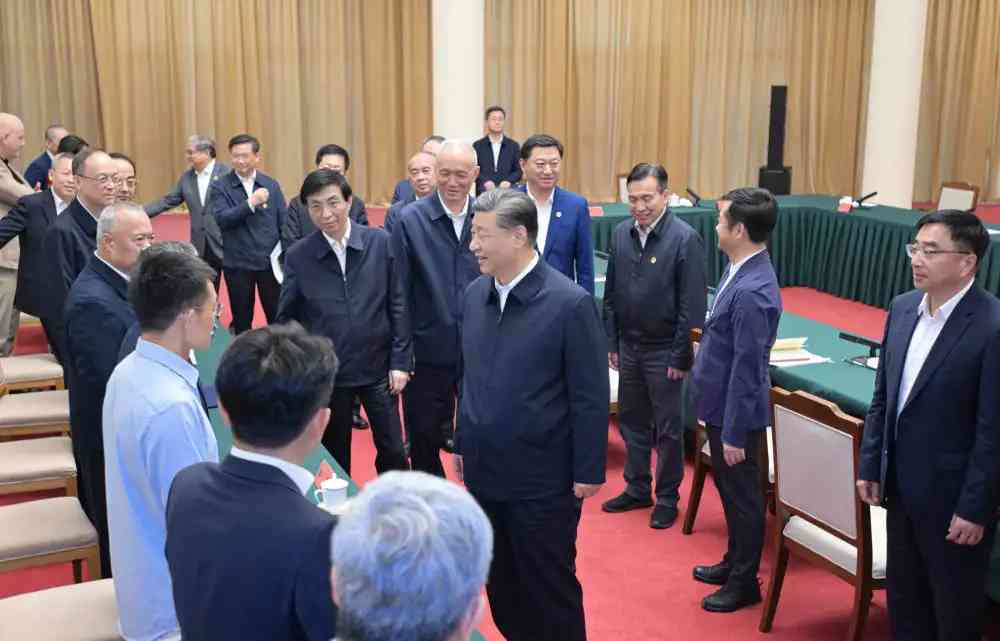 5月23日下午，中共中央總書記、國家主席、中央軍委主席習近平在山東省濟南市主持召開企業和專家座談會並發表重要講話。這是習近平同參會的企業和專家代表親切交流。.jpeg