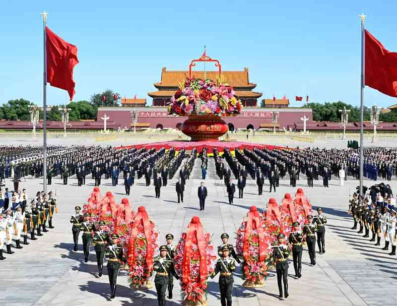 9月30日上午，黨和國家領導人習近平、李强、趙樂際、王滬寧、蔡奇、丁薛祥、李希、韓正等來到北京天安門廣場，出席烈士紀念日向人民英雄敬獻花籃儀式。新華社記者申宏攝.jpeg