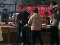 山西運城學院校外水果商販翻護欄打學生警方：涉事商販已被帶回分局處理
