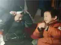 天津：9歲男孩睡在車頂凍得瑟瑟發抖，知情者：父母離婚沒人管他