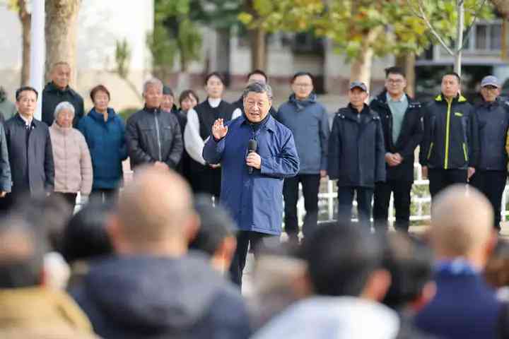 這是10日下午，習近平在河北保定涿州市雙塔街道永濟秀園社區考察時，同社區居民們親切交流。新華社發（盛佳鵬攝）.jpeg