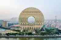 廣州荔灣出現“怪異”建築，正面像個大銅錢，背面像個8字