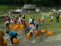 吉林數十名女子在松花湖放生，大量死鯰魚被扔進湖中，放生變殺生
