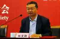 他現任雲南大學黨委書記，47歲任校長，在母校奮鬥39年，今年55歲