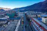 西藏小城以大山為名，雪山湖泊馬鹿美如畫，被稱為東方小瑞士