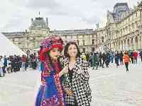 海南五指山一苗族靚女身著民族時裝亮相法國巴黎街頭