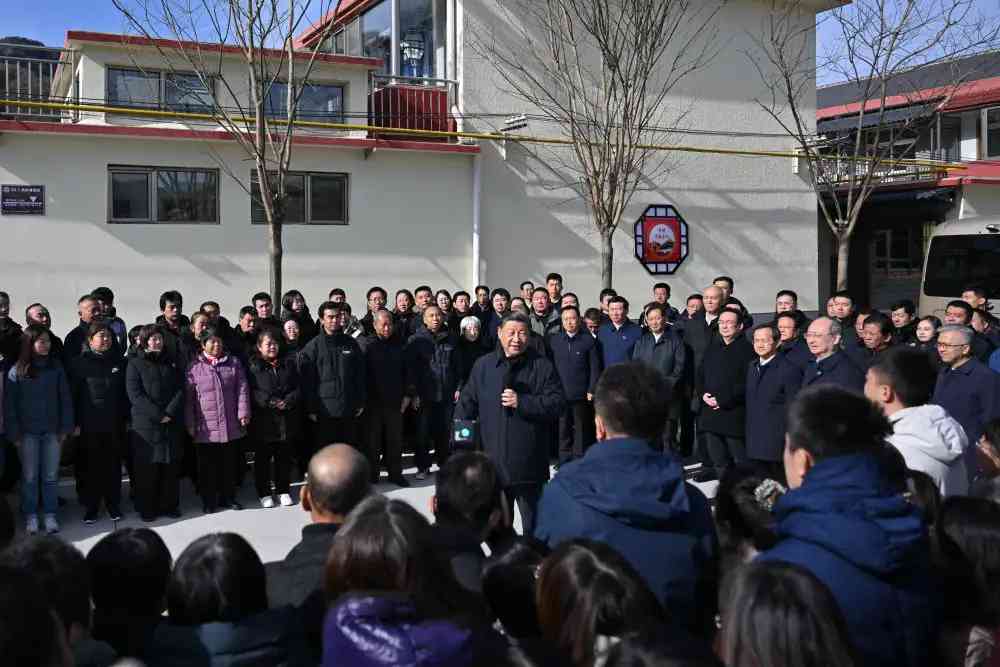 這是10日上午，習近平在北京門頭溝妙峰山鎮水峪嘴村考察時，同當地羣衆親切交流。新華社記者嶽月偉攝.jpeg