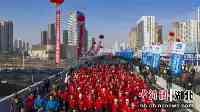 湖北襄陽舉行新年健康跑見證首條高架快速路開通