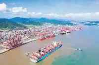 浙江寧波舟山港年貨物輸送量連續十二年位居全球第一，年集裝箱輸送量穩居全球第三