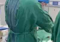 太尷尬了！四川一醫生手術時褲子突然掉落，卻堅持完成手術！