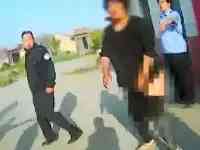 拘留，山東女村霸撒潑脫褲子小便，尿不出來還一直怪警察